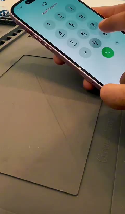 Dasselbe iPhone nach der Reparatur: Display wieder heil, Bedienung funktioniert