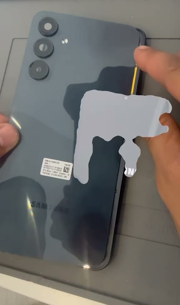 Dasselbe Samsung-Smartphone nach der Reparatur: neues Display, Gerät startet