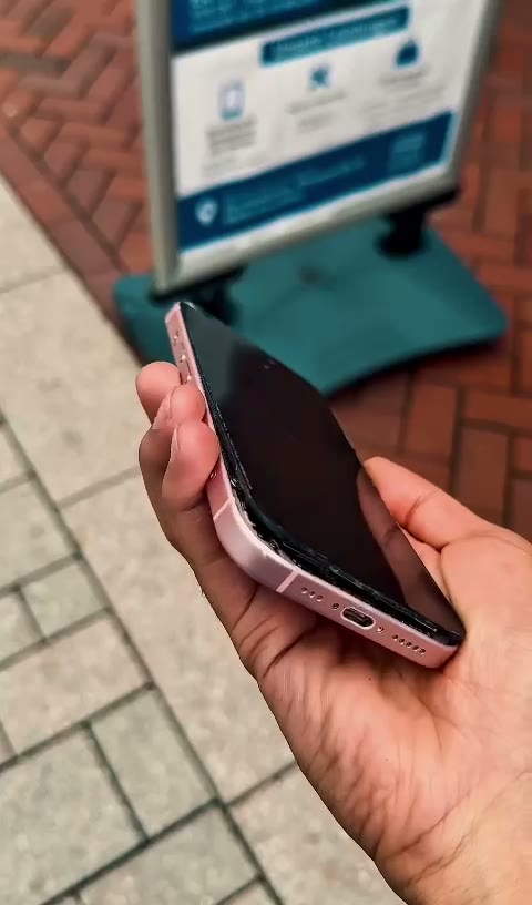 iPhone mit gesprungenem Display vor dem Laden in Emsdetten